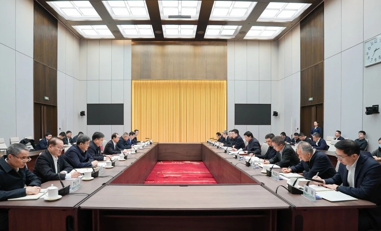華電集團(tuán)董事長江毅、總經(jīng)理葉向東與國家電網(wǎng)董事長張智剛、總經(jīng)理龐驍剛舉行會(huì)談
