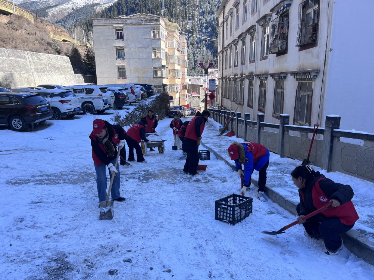 挺膺擔(dān)當(dāng)志愿服務(wù)，清冰除雪保障安全