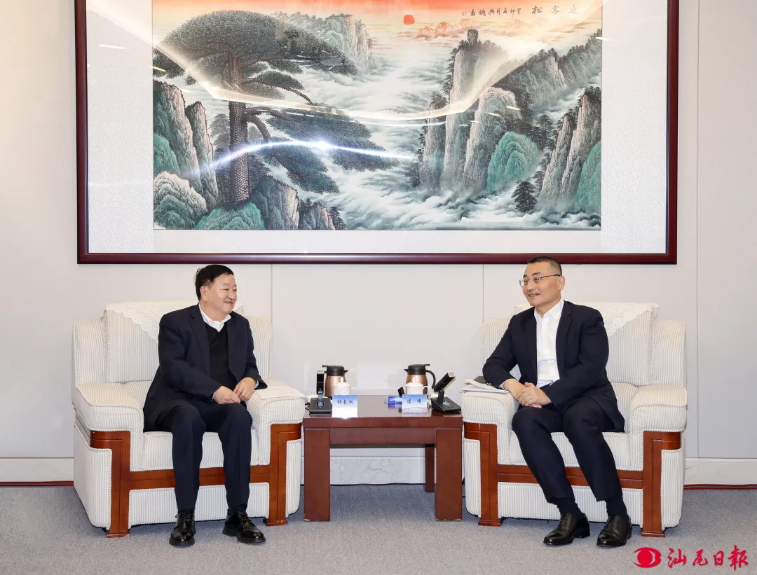 中廣核集團(tuán)黨委書記、董事長楊長利與汕尾市委書記逯峰、市長鄭海濤會(huì)談