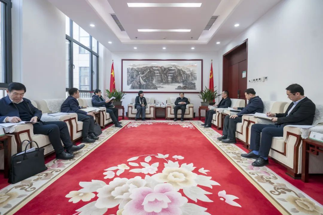 內(nèi)蒙古電力集團(tuán)與包頭市政府、中國(guó)二冶集團(tuán)、中國(guó)能建華北院和陜西院交流座談